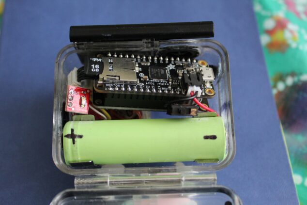 Internal components of a fit bug device