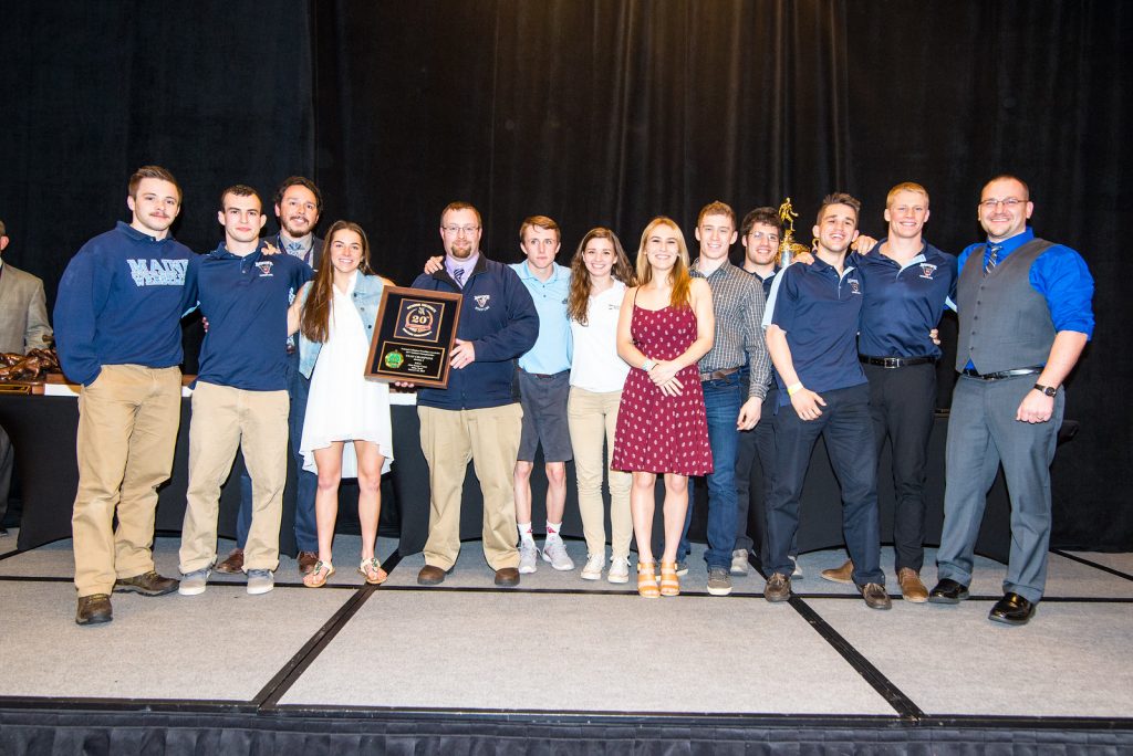 Group photo of 2017 UMaine Wrestling team with an award