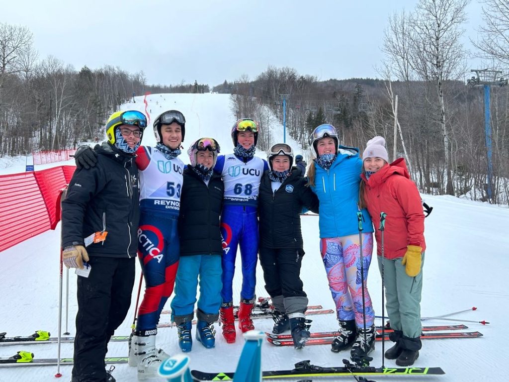 A photo of a group of alpine skiiers