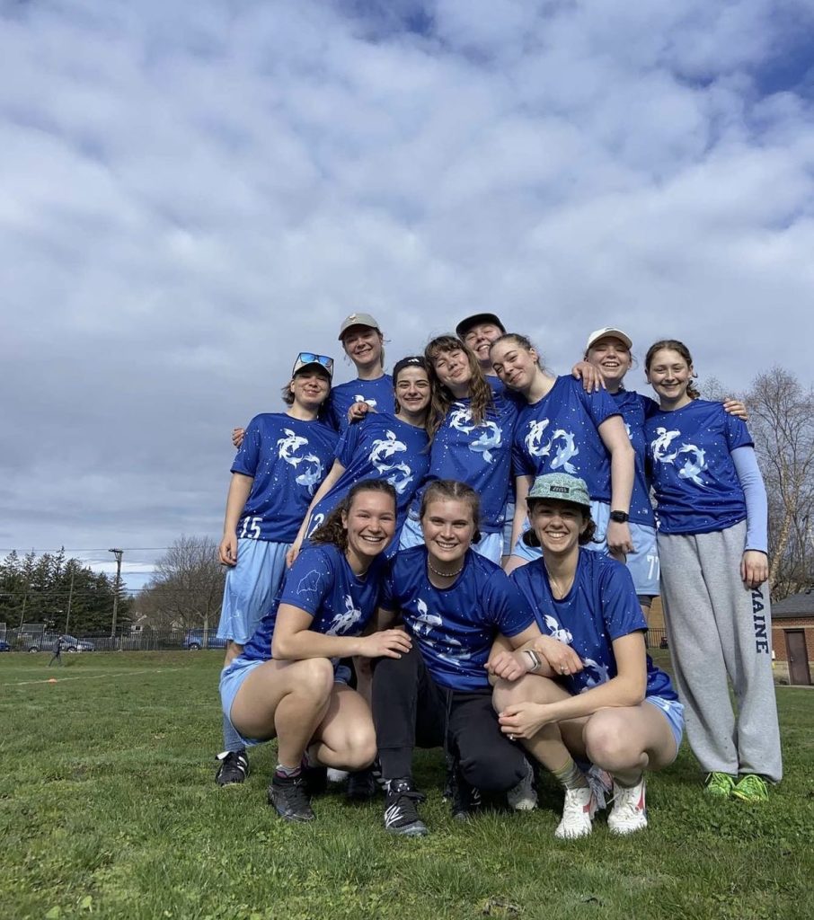 Group photo of the Women's Ultimate Frisbee Club