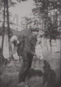 P06027 William Sleepy Atkins with pack and dog c.1904.