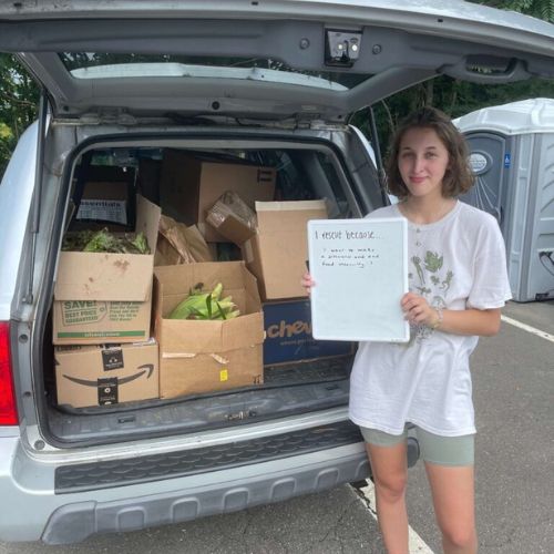 image of student intern doing a food rescue
