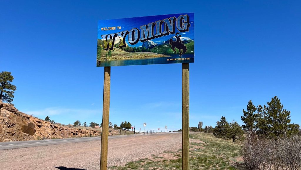 A picture of the Wyoming state sign at the border.