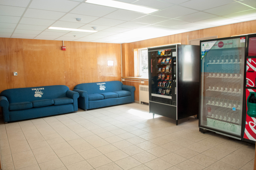Cumberland Lounge with vending machines