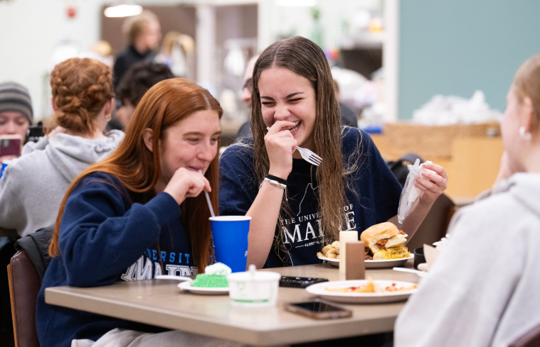 2 students eating lunch and laughing