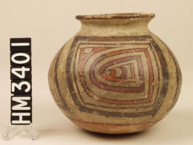 Cocle miniature polychrome ceramic jar, Macaracas type, Pica Pica variety. The very angular but also serpentine Y-element design represents a pointy-nosed creature with an eye with a horizontal slit (the "gap" of the Y-element), a hint of an eye stripe and a distinctive claw, indicating a kenning for the iguana-boa.