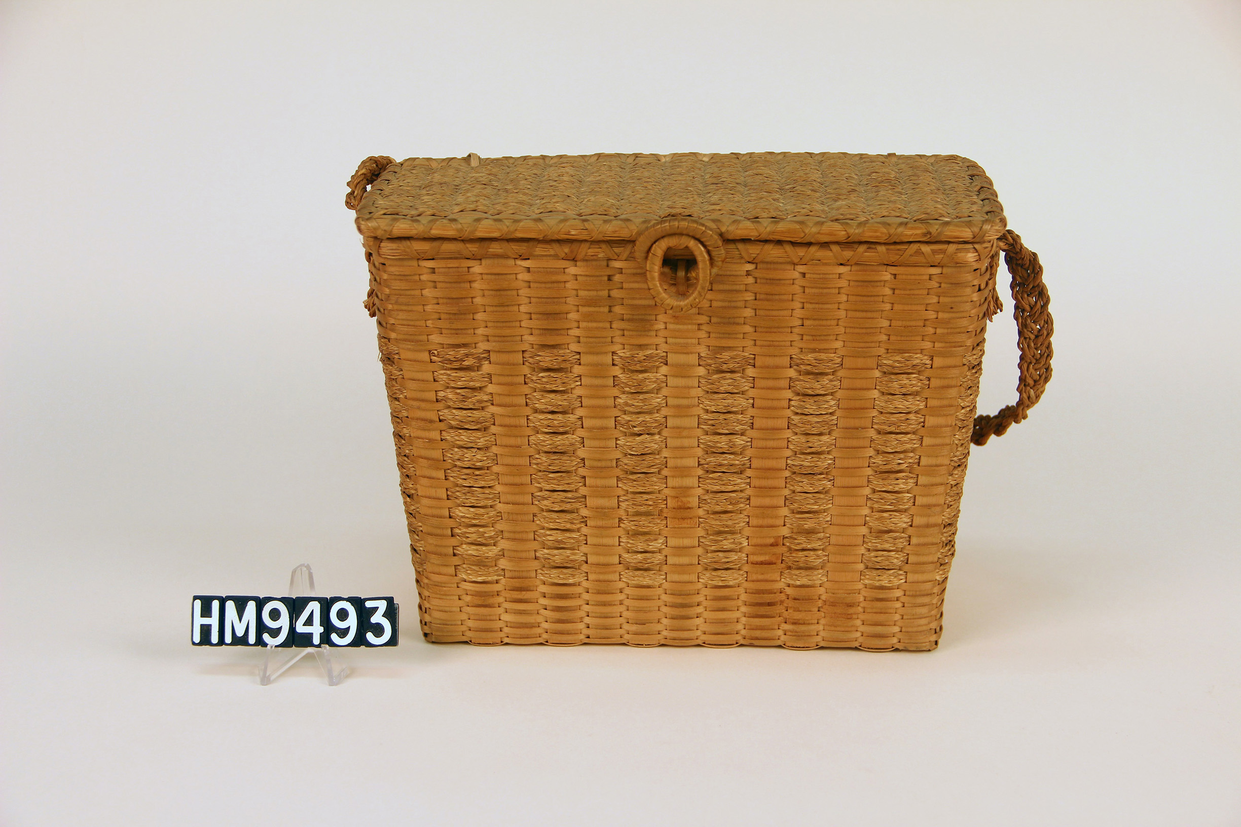 Image of rectangular purse basket with ring closure and braided strap.