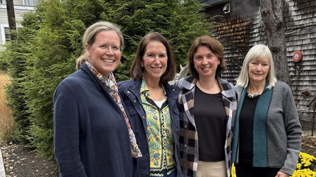 group photo with Orlina and Study Abroad alumni