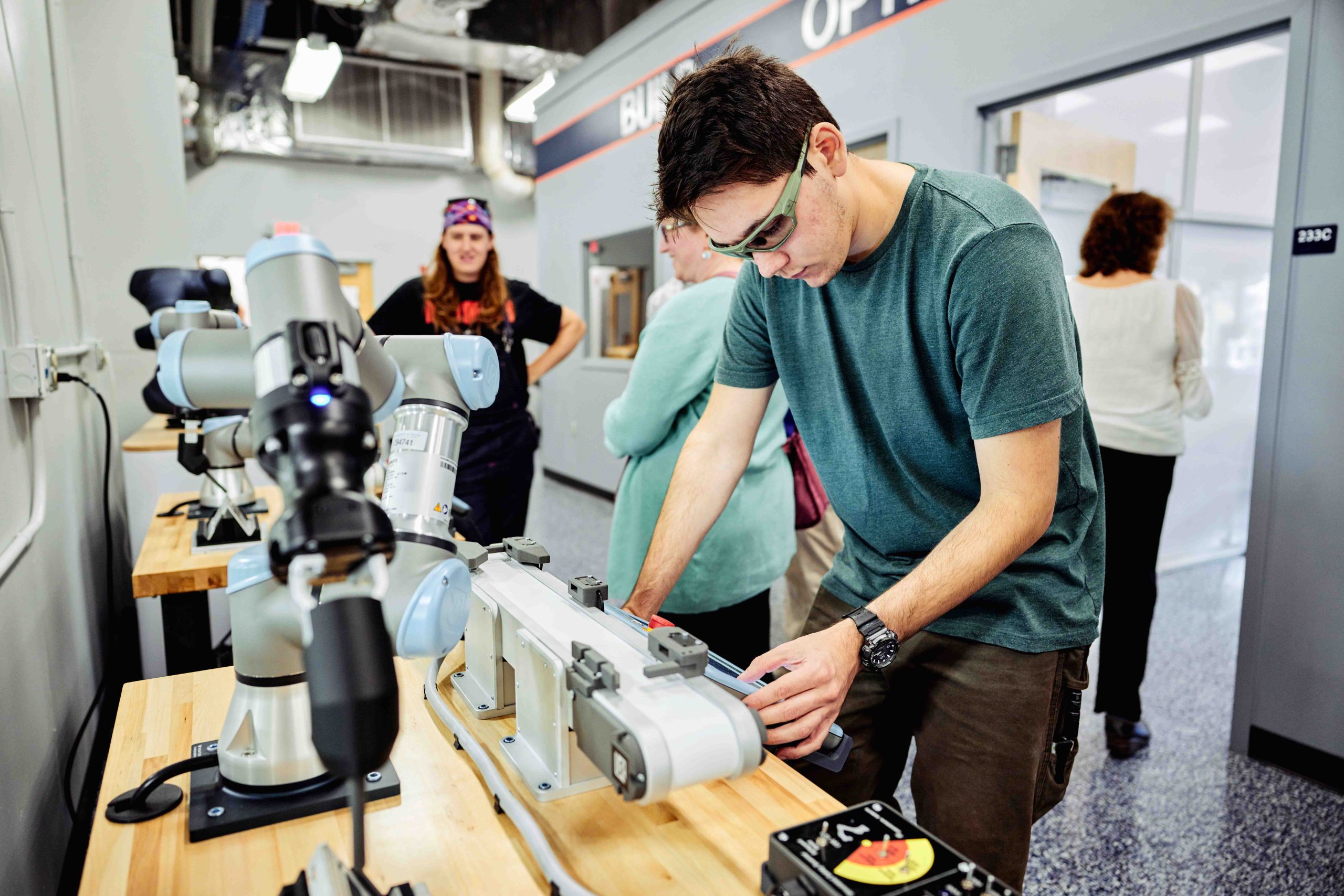 Students in a computer engineering lab