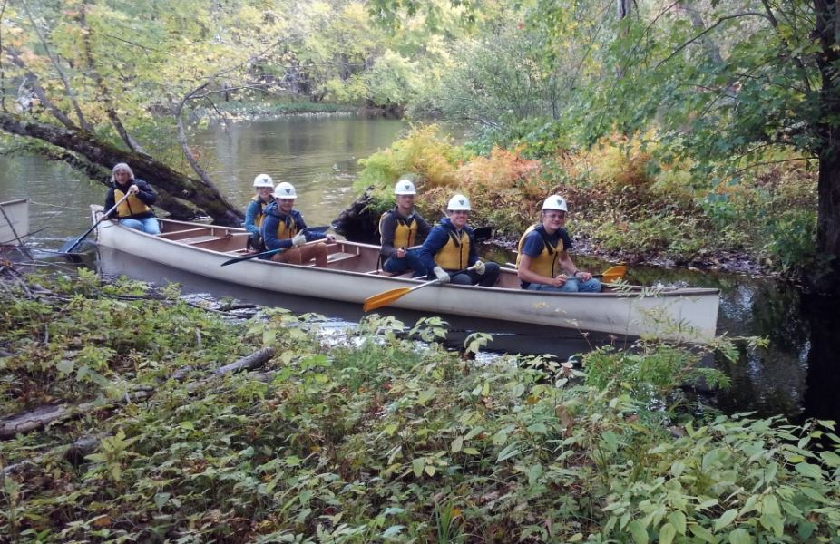 Students canoeing at Hirundo Wildlife Refuge