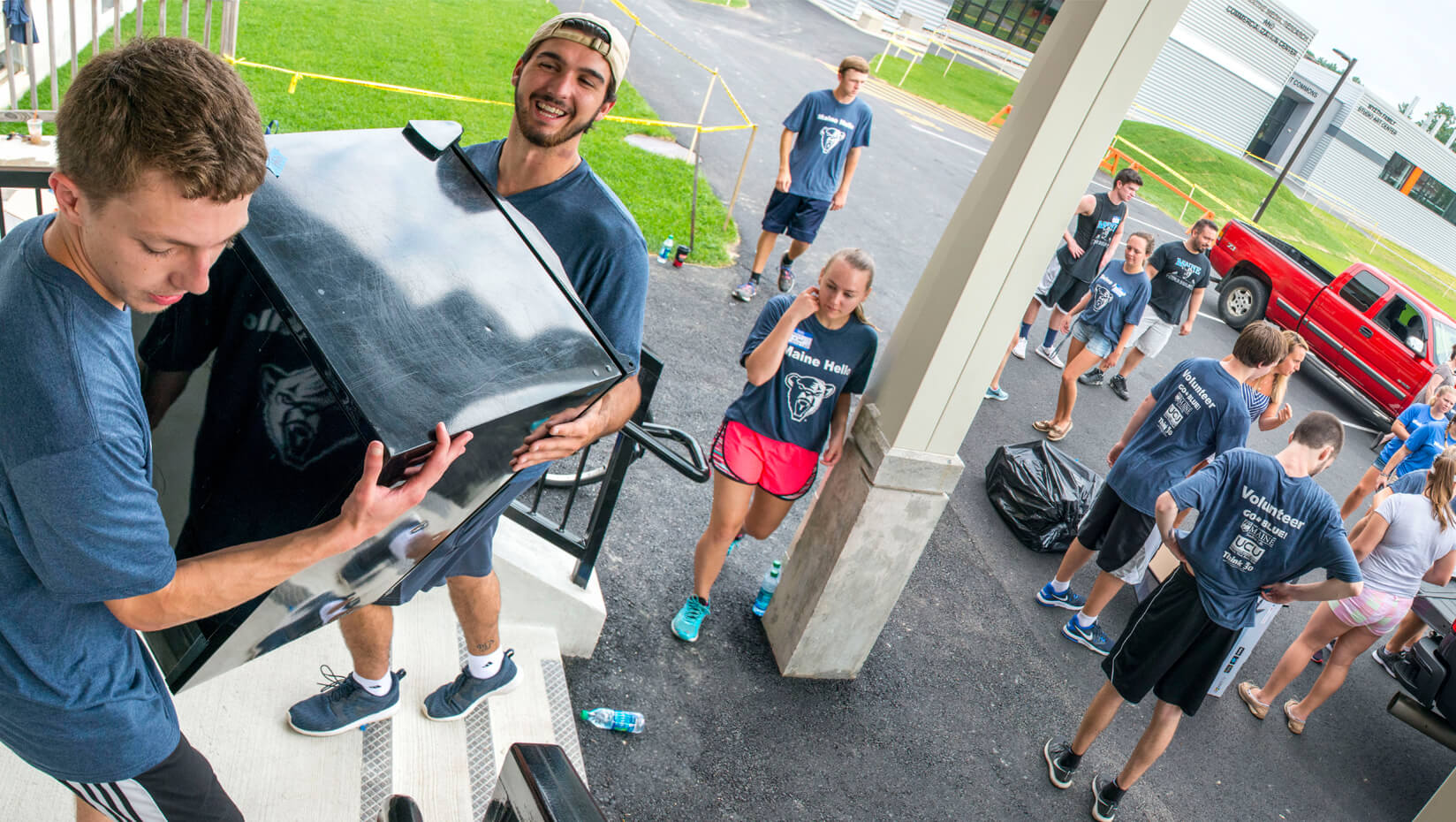 Volunteers help new students move into residence halls