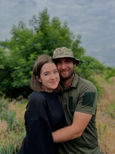 A photo of Vita Tomakhiv with a soldier in Ukraine