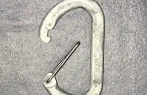 Non-locking carabiner with a gate that does not close completely