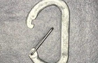 Non-locking carabiner with a gate that does not close completely