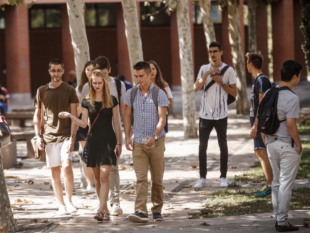 Students on the UC3M campus